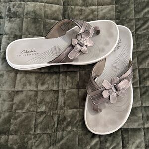 Clarks Cloudsteppers Women's Taupe Metallic Flower Thong Sandals